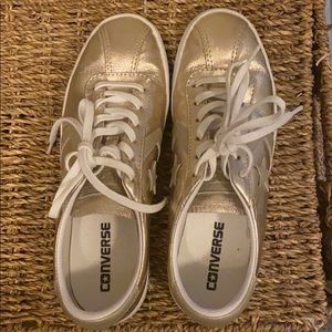 Beautiful gold converse. Out of stock.